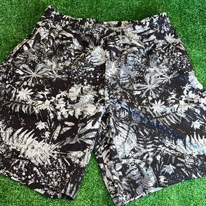 Lululemon CURRENT STATE Black & gray shorts Pockets and drawstring